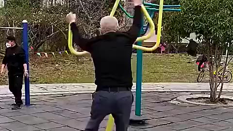 大爷这腰力……路过的大妈们无不望而兴叹